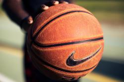 开云体育直播-浓眉对手完全无解，F1年度争冠之夜的唯一性