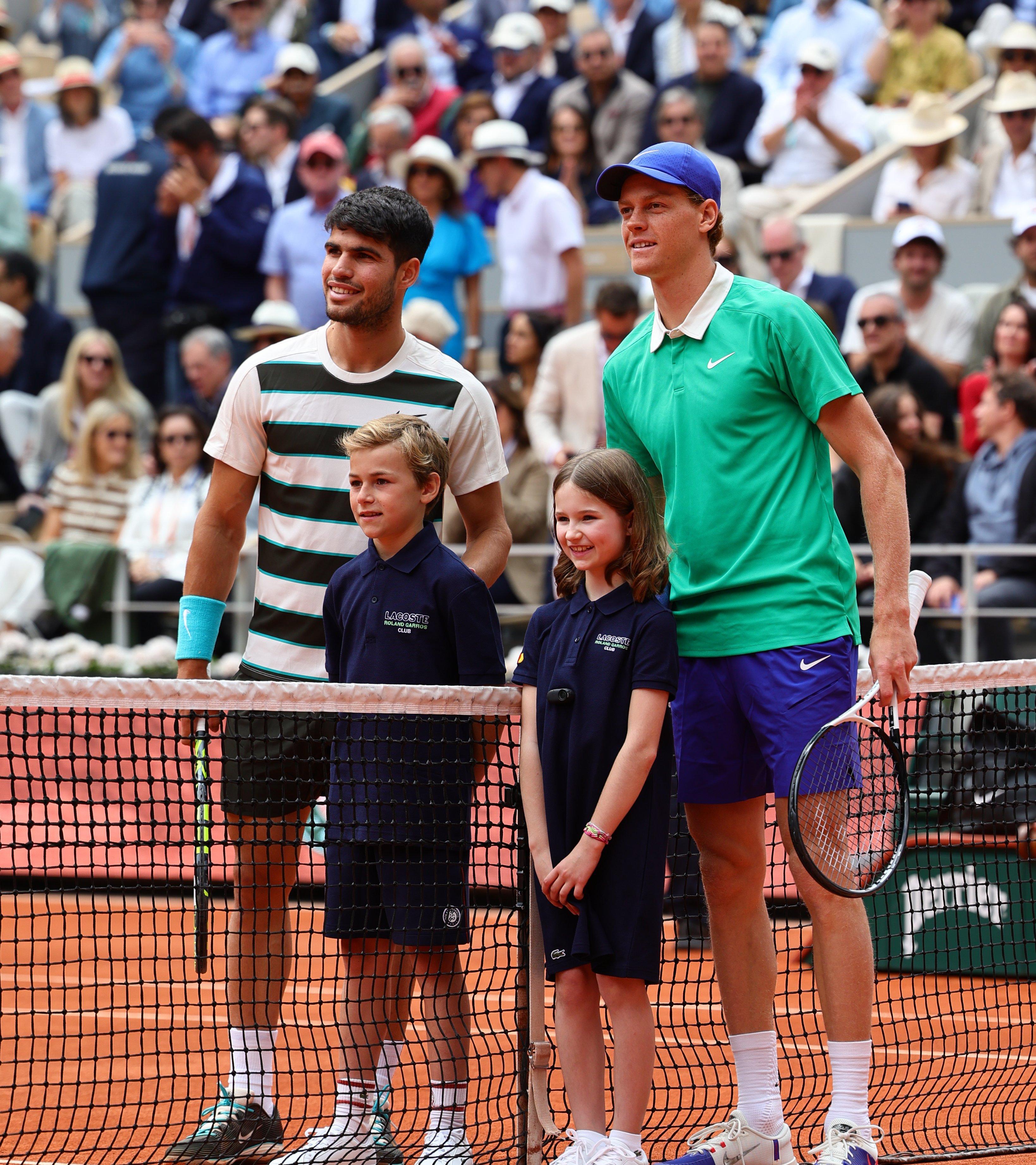 包含澳大利亚网球队鏖战日本网球队，阿尔卡拉斯关键制胜的词条