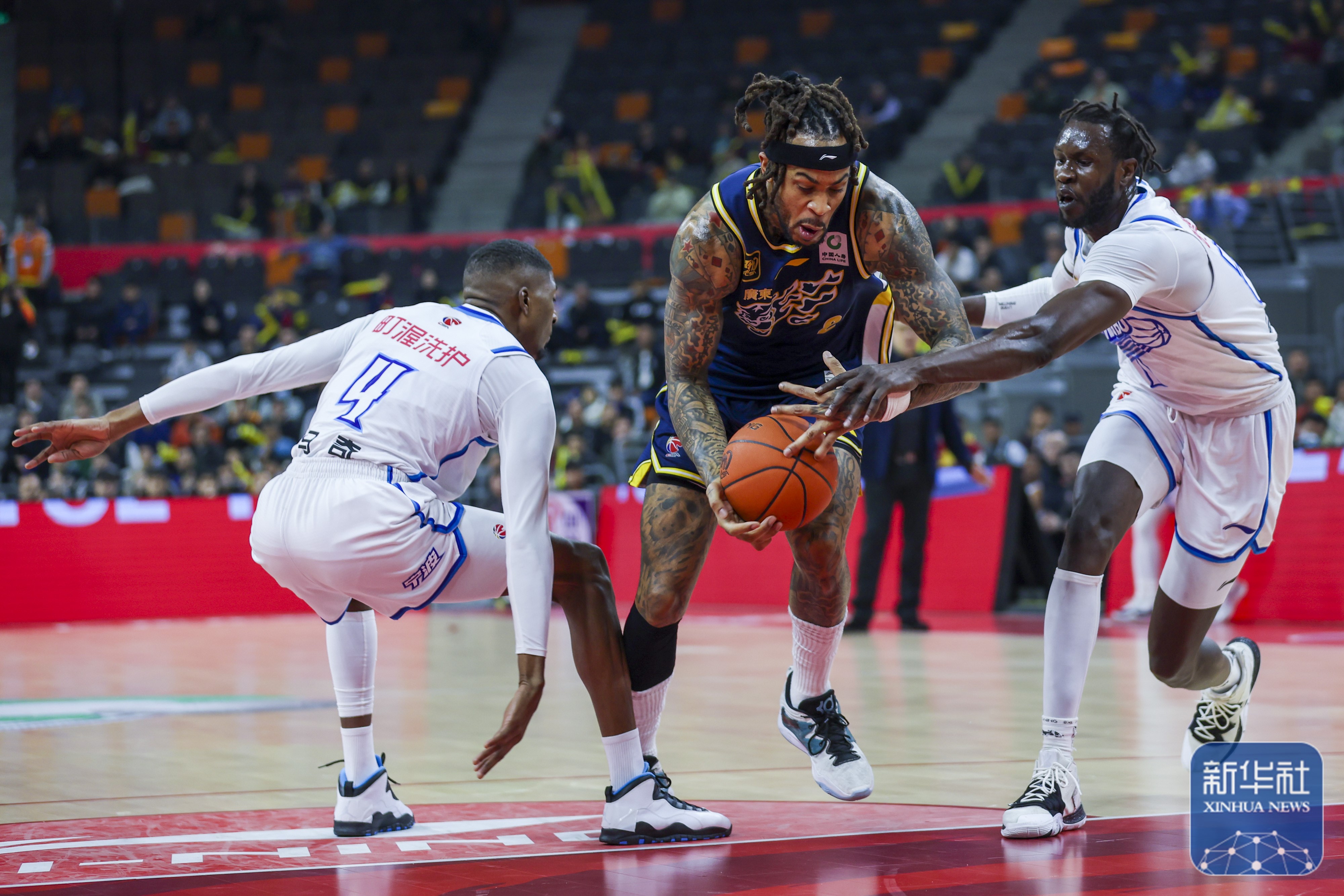 包含篮球赛事风云再起，球场激情升温的词条