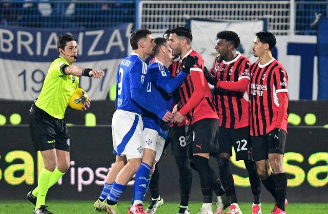 包含AC米兰实现逆转，成功力压对手取得胜利的词条