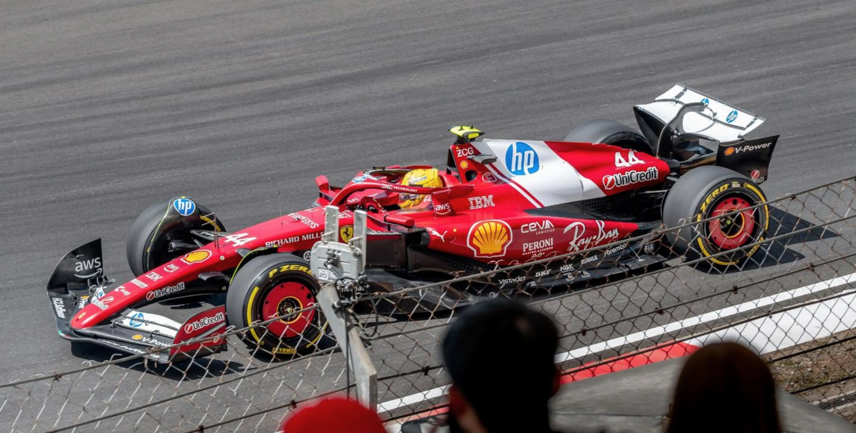 包含梅赛德斯险胜红牛车队，汉密尔顿状态火热的词条